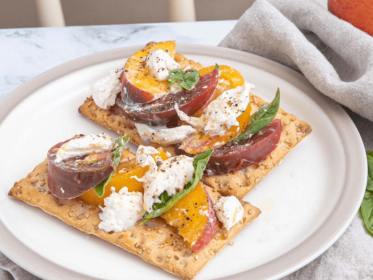 Tomaten-Pfirsich-Burrata-Knäcke