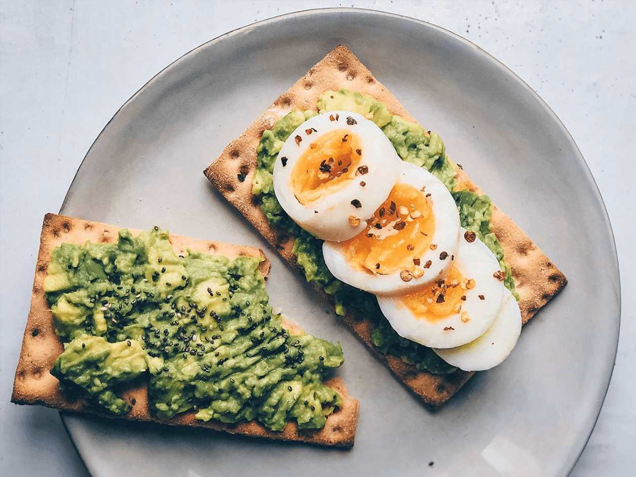 Glutenfreies Knäckebrot mit Avocado und Ei
