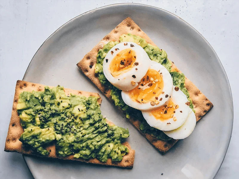 Ät en god och inspirerande frukost med ägg och avokado