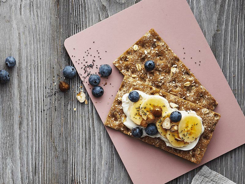 Frukost inspiration med goda blåbär på knäcke