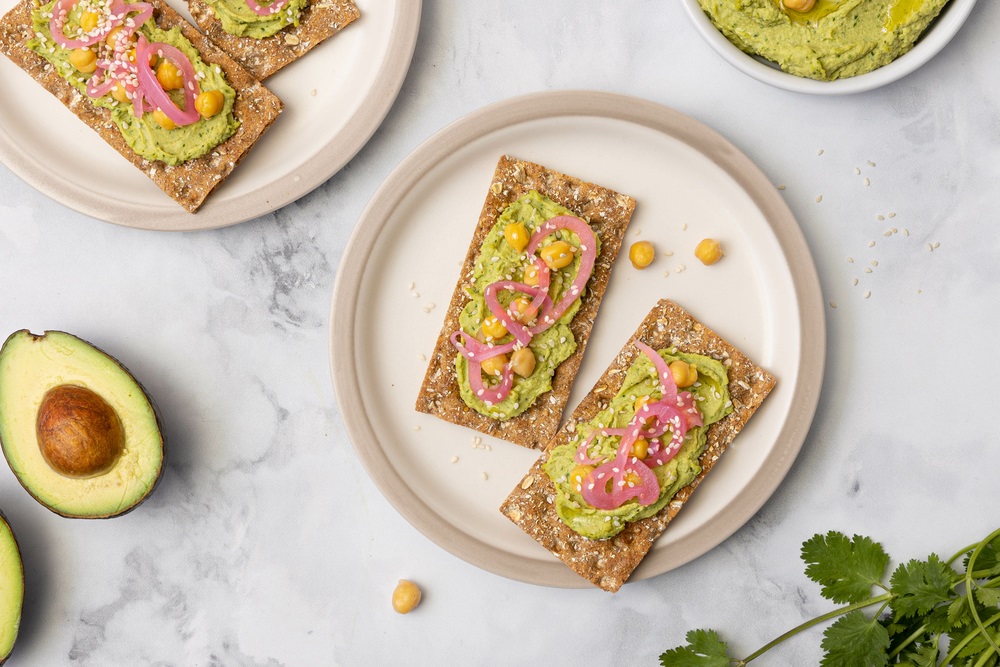 Avocado-Hummus auf Knäcke