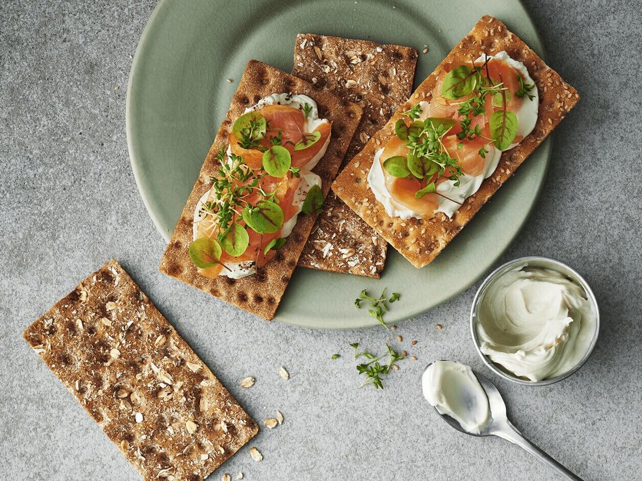 Mittags-Knäcke mit Frischkäse und Lachs
