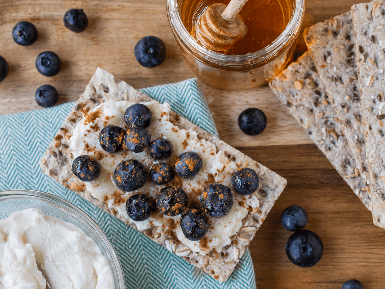 Tartine croustillante myrtille et ricotta