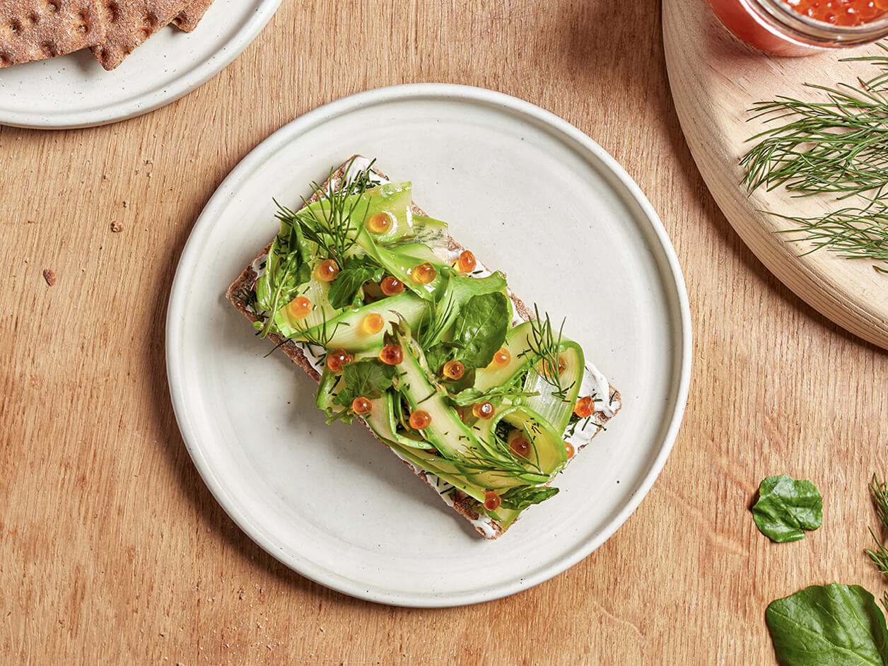 Tartine asperge verte, fromage frais à l’aneth, œuf de saumon