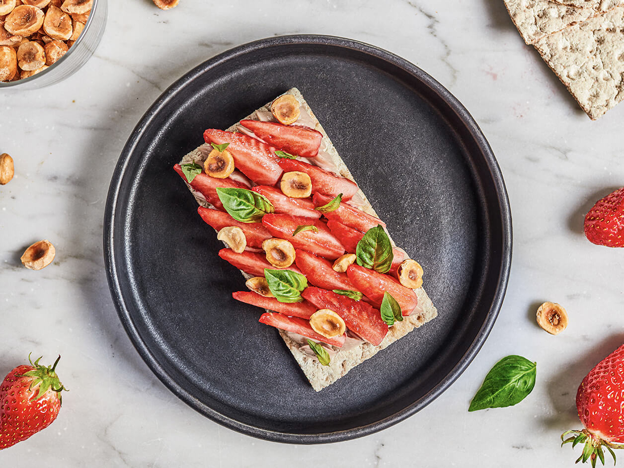 Tartine fraise gariguette, crème pâtissière, basilic thaï