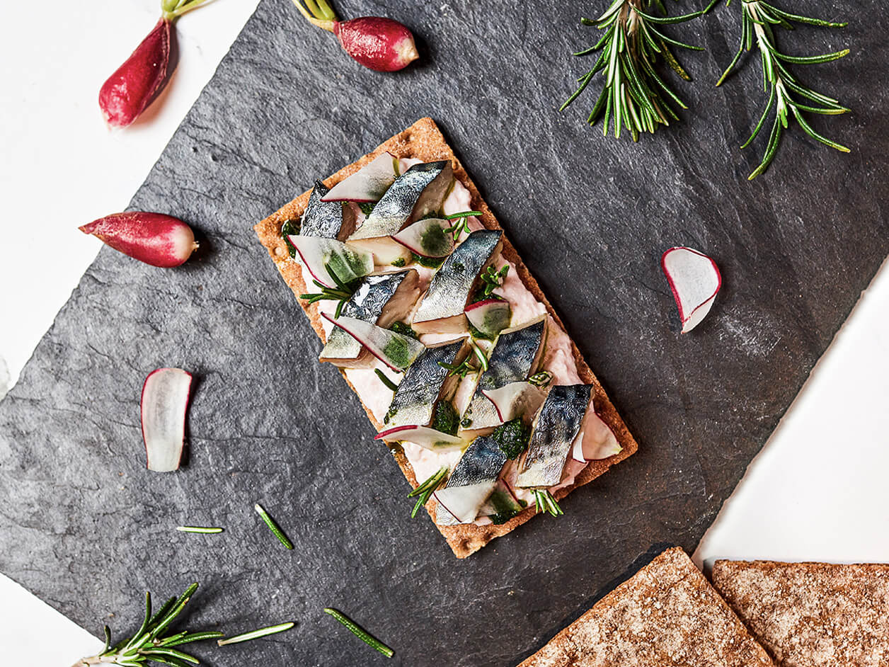 Tartine au maquereau avec romarin et crémeux de radis rose