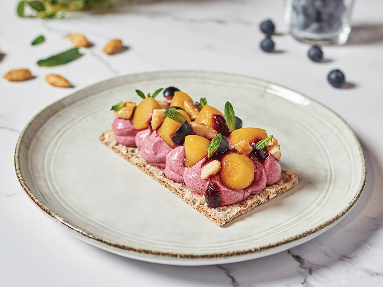 Tartine au cassis avec pêche pochée et soupçon de verveine