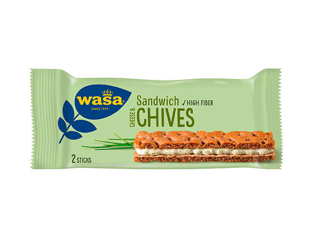 Wasa Sandwich Cheese & Chives - Upptäck det perfekta mellanmålet, gott knäckebröd med krämig fyllning. Utmärkt som ett lätt mellanmål på språng - perfekt för dig som söker efter ett mellanmål att ta med till skola, jobbet och träning (för barn och vuxna)